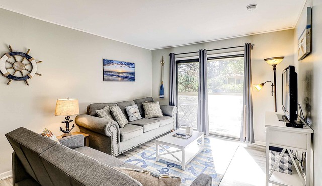 Cozy Third-Floor Condo w/Fast WiFi & Balcony plus Shared Pool, Hot Tub, Tennis