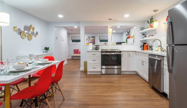 Cozy Two Bedroom Apt - Arboretum/Montlake, UW, Husky Stadium, UWMC, Madison Park