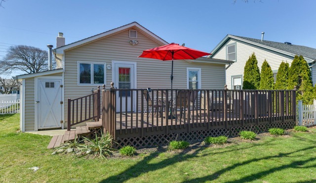 Cozy Villas Cottage w/Deck, 1/2 Block to Beach!