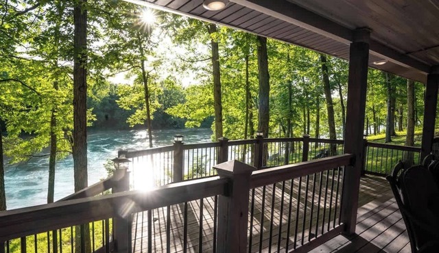 Cozy Waterfront Getaway ~ Private Dock ~ Doniphan