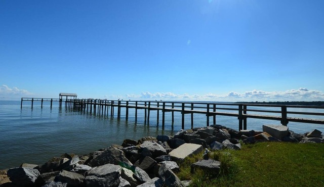 Cozy waterfront remodeled beach cottage, just steps away from the Chesapeake Bay