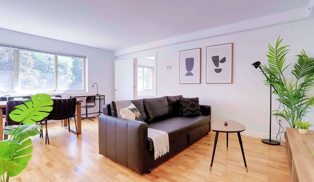 Crystal City: Prime Location Apt