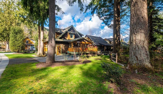 Cultus Lake Private Forest 2BR+Loft Cottage Resort Style