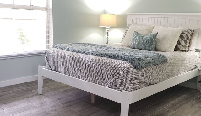 Cute 2/2 near downtown and beaches! 1 hour from Tampa's theme parks & museums!