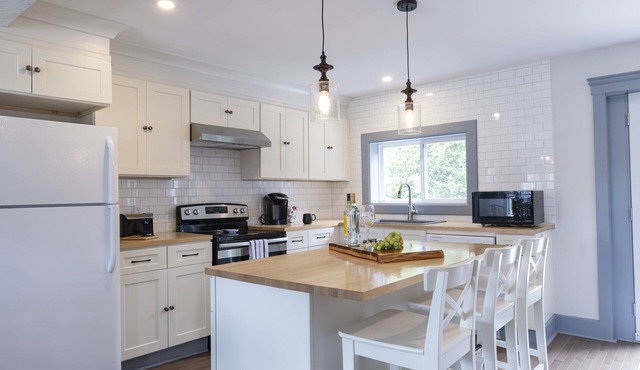 Cute 3 Bedroom House 100yards to Downtown