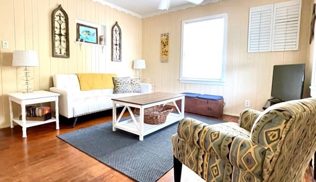 Cute Cottage In The Heart of Gulfport!