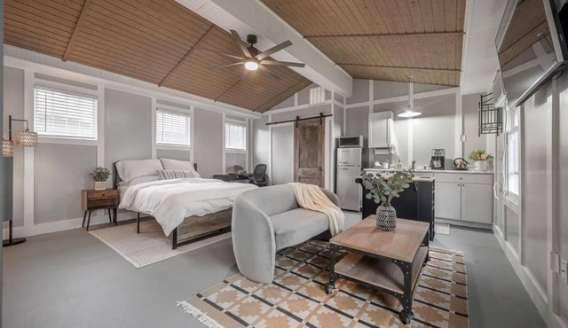 Cute Cottage in the Heights