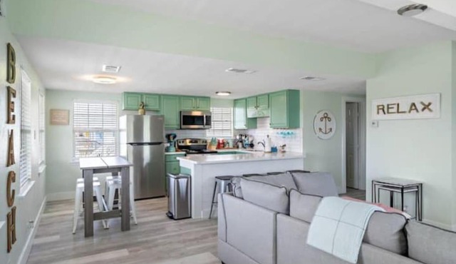 Cute Cottage With Game Room, Close to the Beach