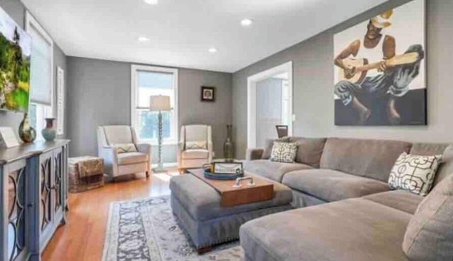 Cute Cottage with Hot Tub near Lumen Field and T-Mobile Park