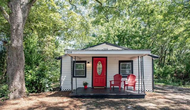 Dawg Country Living! 2 BDR Private Home 5 Min from UGA, Downtown Athens
