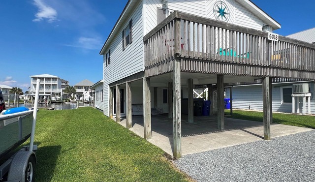 Deep-Water Canal Front Coastal Cottage Only Steps to the Beach & Pet Friendly!