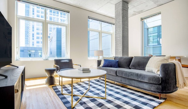 Deluxe Downtown Bellevue 1BR w/Lounge, Gyms, near shops, by Blueground