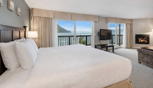 Deluxe Waterfront King Living Room Ocean Views