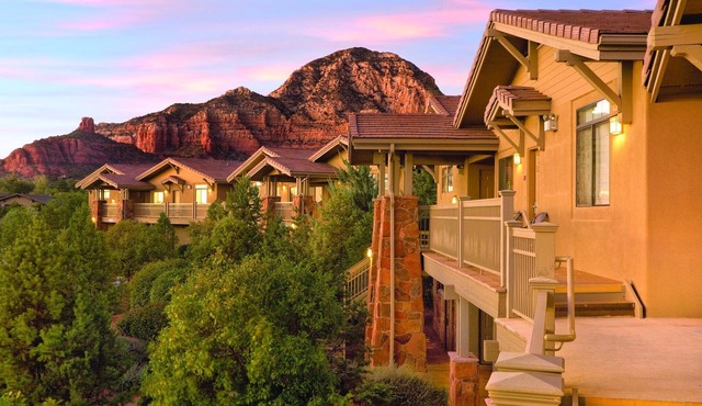 Desert Resort perfect for Hiking Cathedral Rock with access to outdoor pool and hot tub