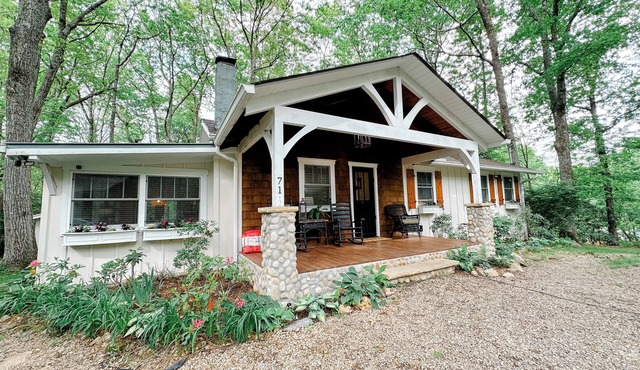 Discover Sky High Cottage in Scaly Mountain, 10 minutes from Highlands!