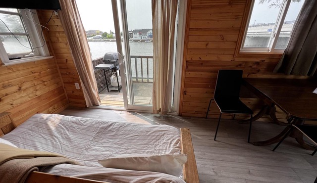 Dock Life Beach 1 - Cottage 11, Riverside 2 bedroom, 3 min walk to Beach 1