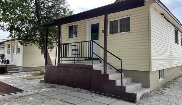Dock Life Beach 1 - Cottage 5, Riverside Property, 2 Bdrm, 3 min walk to Beach 1