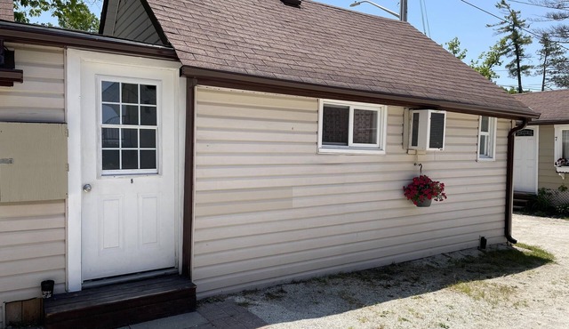 Dock Life Beach 1 - Cottage 8, Riverside, 2 bdrm and Loft, 3 min walk to Beach 1