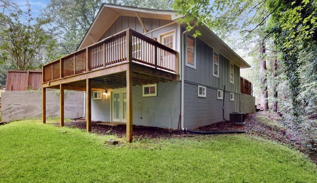 Dog friendly private mountain cottage with large outdoor deck
