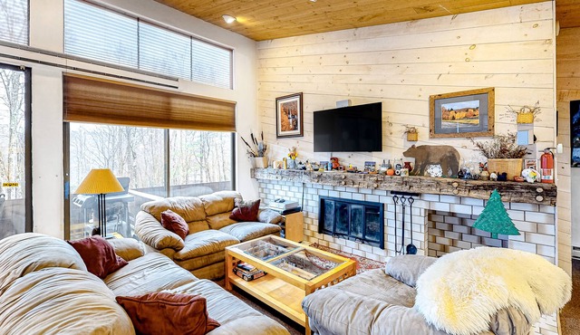 Dog-Friendly Two-Story House w/Free WiFi, Wood Fireplace, Gas Grill, Jetted Tub