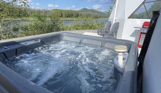 Dome 4 Exquisite Waterfront Retreat, Just Minutes from Sugarloaf Provincial Park