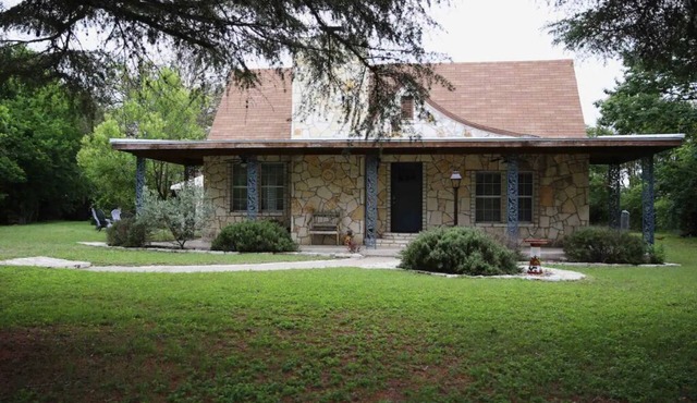 Dos Pinos Riverside Cottage near DT Kerrville