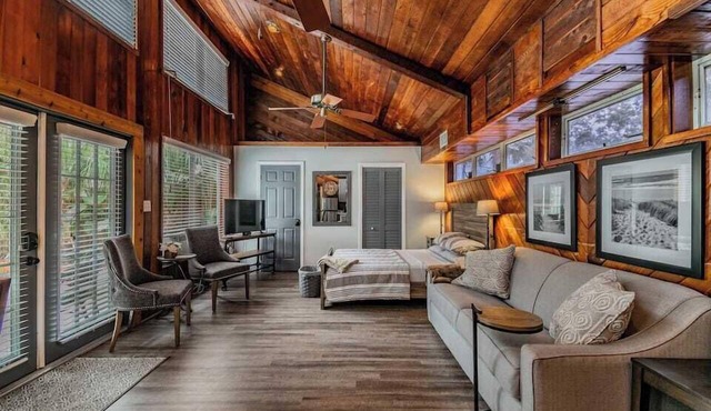 Downtown Dunedin B&B - Rustic Cabin Studio with Heated Pool
