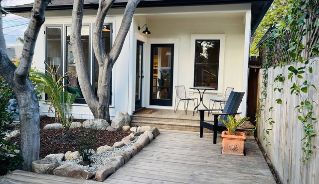 Downtown Farmhouse Cottage - Super Cute and Charming