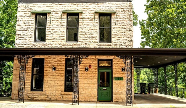 Downtown+HotTub+Wifi+FreeParking Entire Building @151 Spring