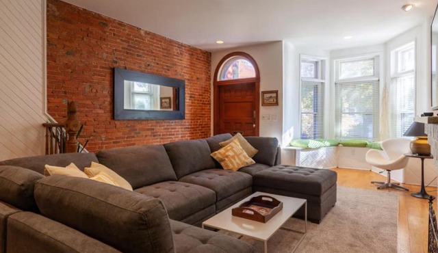 Downtown living! Sleeps 14 wEV parking balcony