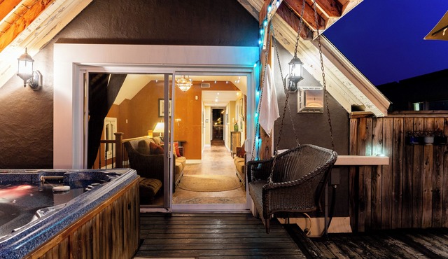 Downtown Oasis: Spacious 4BR Executive Loft with Rooftop Hot Tub