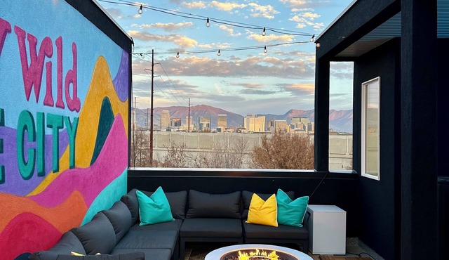 Downtown retreat, rooftop patio, EV charger, games, stocked kitchen, TVs/desks