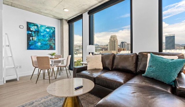 Downtown views! Amazing pool gym hottub Luxury apt