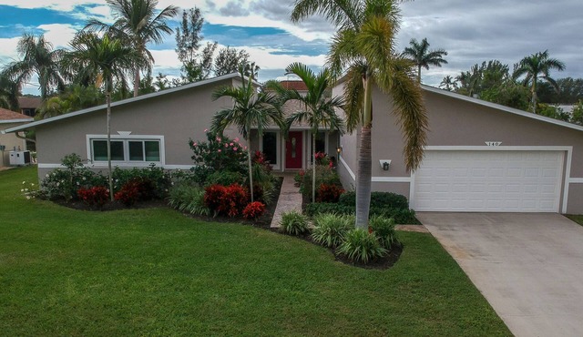 Dream villa on the canal with southern exposure in a quiet residential area, direct golf access