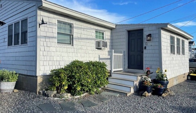 Dreamcatcher Cottage Sleeps 8 Parking for 4 cars Location Location AC