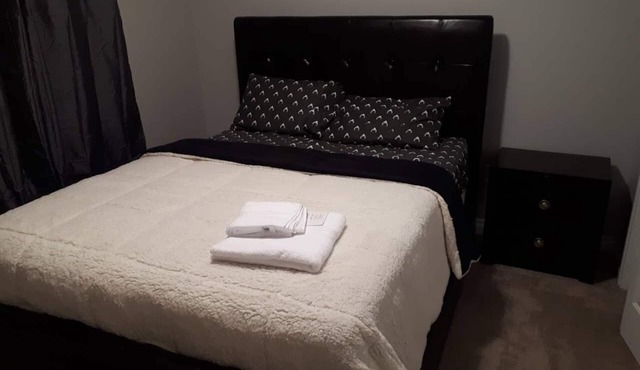 Eazi Queen Bedroom Su