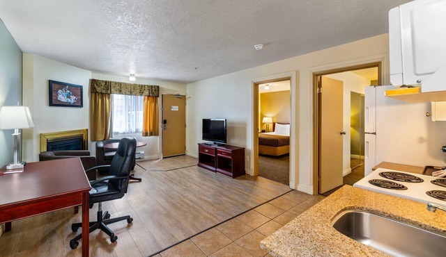Econo Lodge Inn & Suites