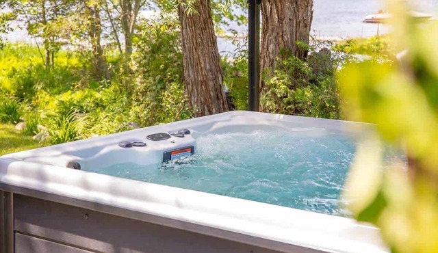 Edge of Lake Lovering - Spa - Calypso
