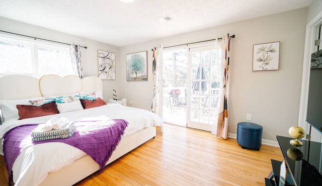 Elegant 5BR/2BA | Private Parking । Great Falls