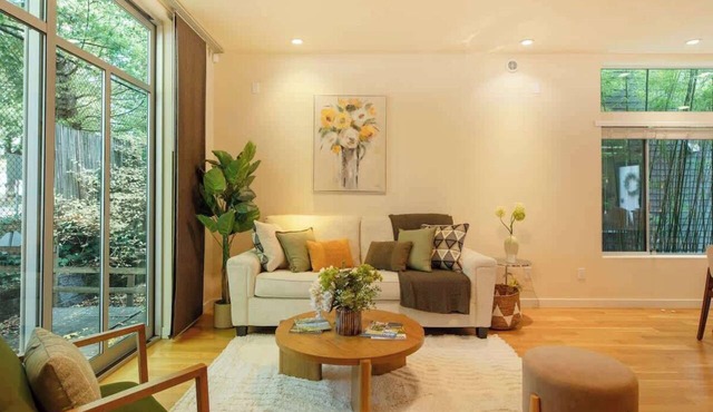 Elegant Ballard 3b 2.5b | Designer Touch & Patio