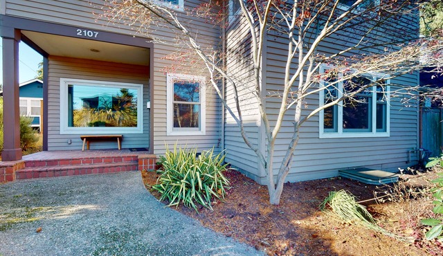 Elegant dog-friendly home near Seattle Aquarium with game room, fireplace & W/D