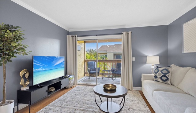Elegant Gray 1BR Condo , Heated Pool Near Siesta