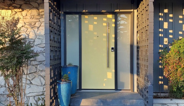Elegant Midcentury Modern 3-bedroom house in Shoreline with WiFi access