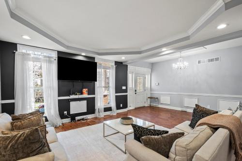 Elegant Reservoir Hill home with parking sleeps 8