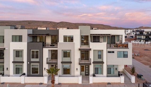Elevated game-day getaway with rooftop hot tub