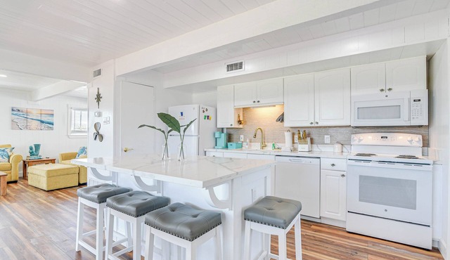 Enjoy the View, Walk to Beach! Galveston Hideaway