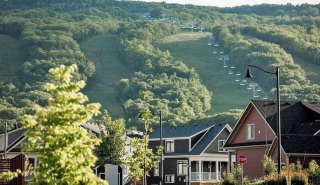 Escape to the Blue Mountains steps away from beaches, golf, biking, and more!
