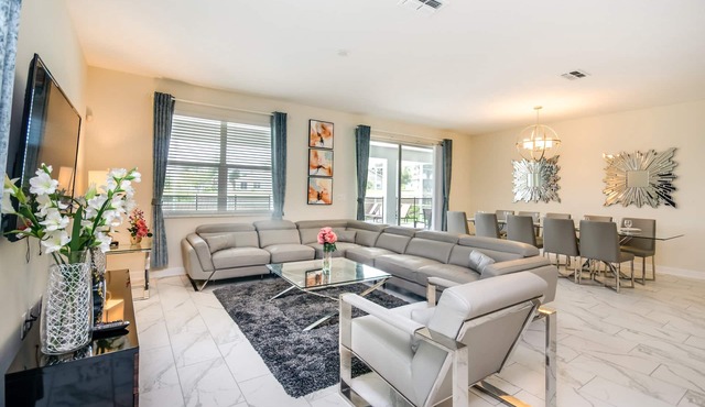 EV 1672 - 9 Bed 5 Bath Villa with Screened Pool with Spillover Spa, Kids Bedroom