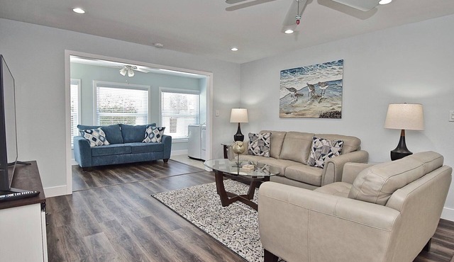 Exceptionally Clean Villa. Short Walk to Beach, Dining, Shopping & More! VH169