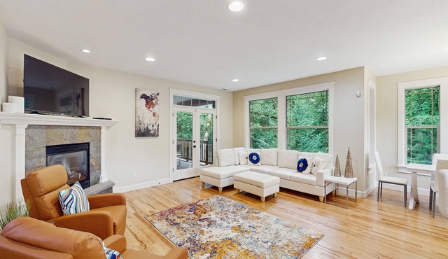 Exclusive Eugene retreat close to university with natural forest calm